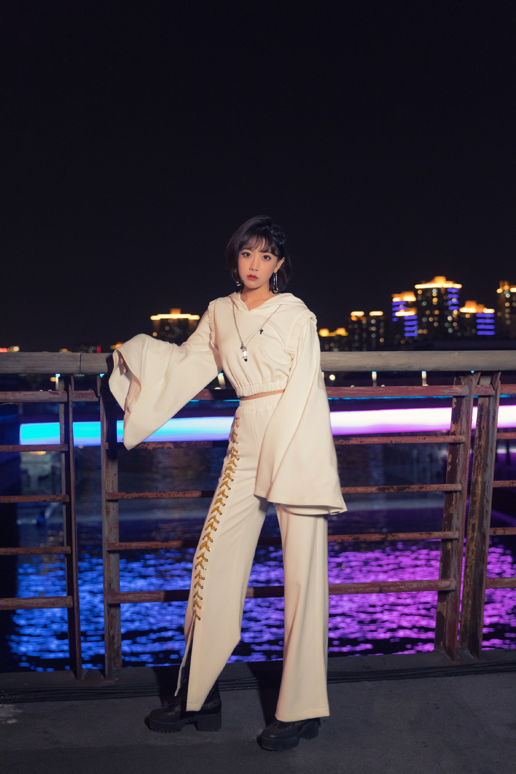 李艺彤时尚个性白衣套装着身夜晚江边护栏前写真美照