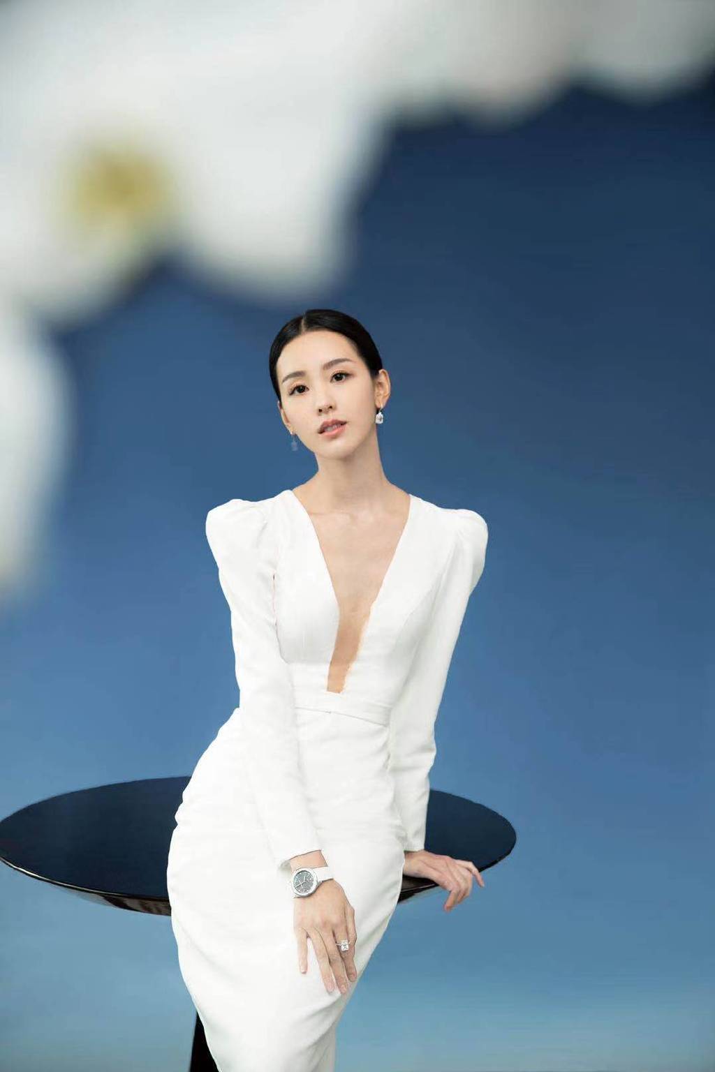 温文尔雅，美丽动人，陈都灵素衣白裙加盘发造型气质写真图片