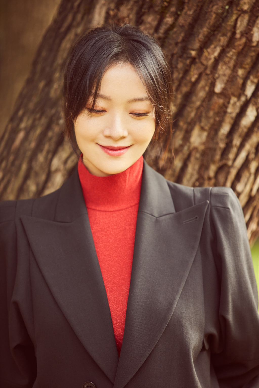 齐溪黑色西服外套搭配红色高领连衣裙户外草坪写真照