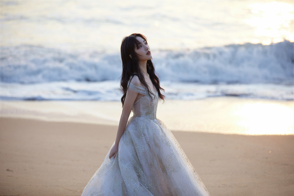 邓恩熙性感气质白裙着身宛若公主海边唯美写真图片