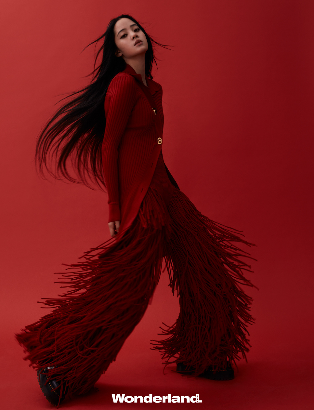 欧阳娜娜新视线杂志写真，红色背景前展百变穿搭少女魅力