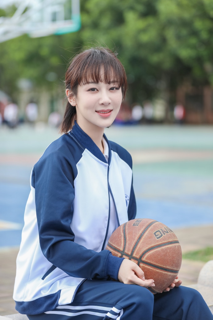 杨紫重回校园，身着校服，手抱篮球，治愈系笑容迷人写真照