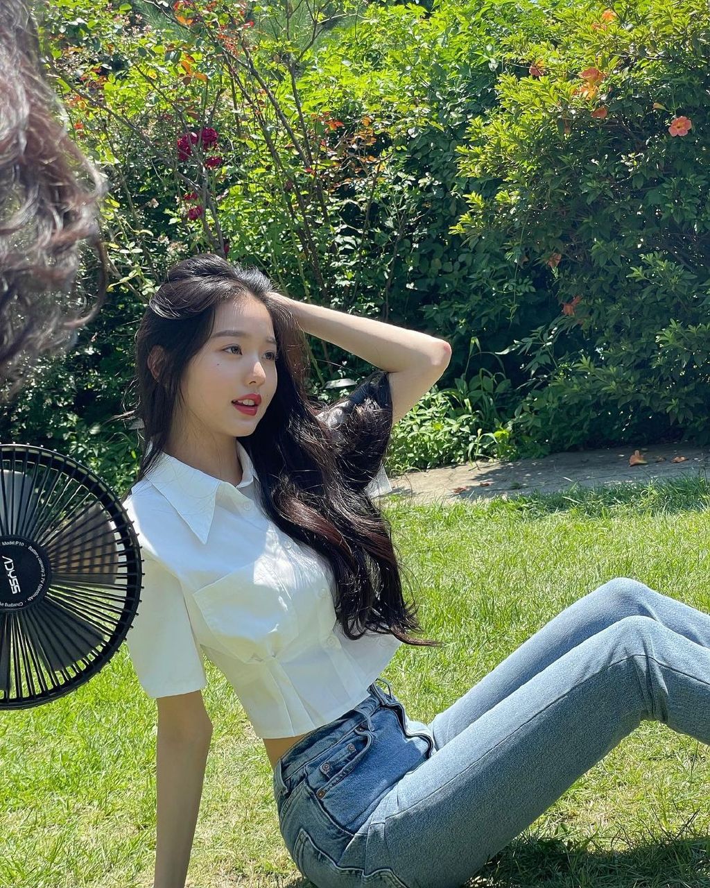 韩国女歌手张元英白衫牛仔裤穿搭户外阳光下写真拍摄花絮照片