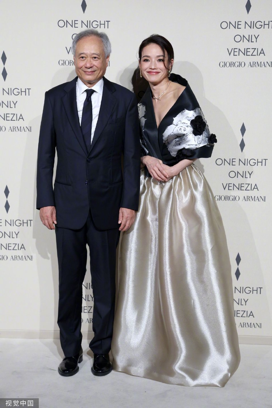 舒淇与李安同框出席威尼斯品牌活动 金色长裙优雅大方
