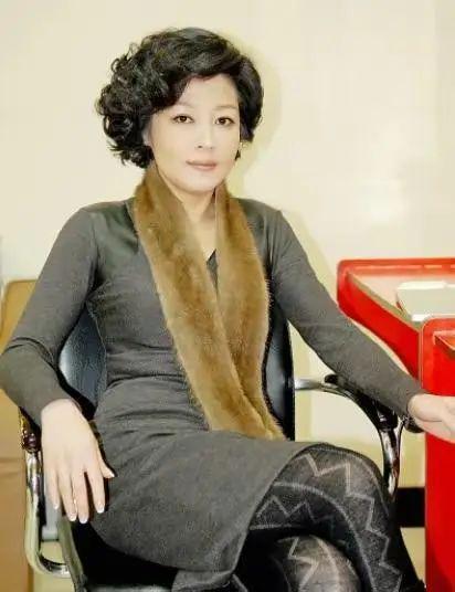 央视名嘴李咏已去世5年，遗孀哈文现在怎么样了？