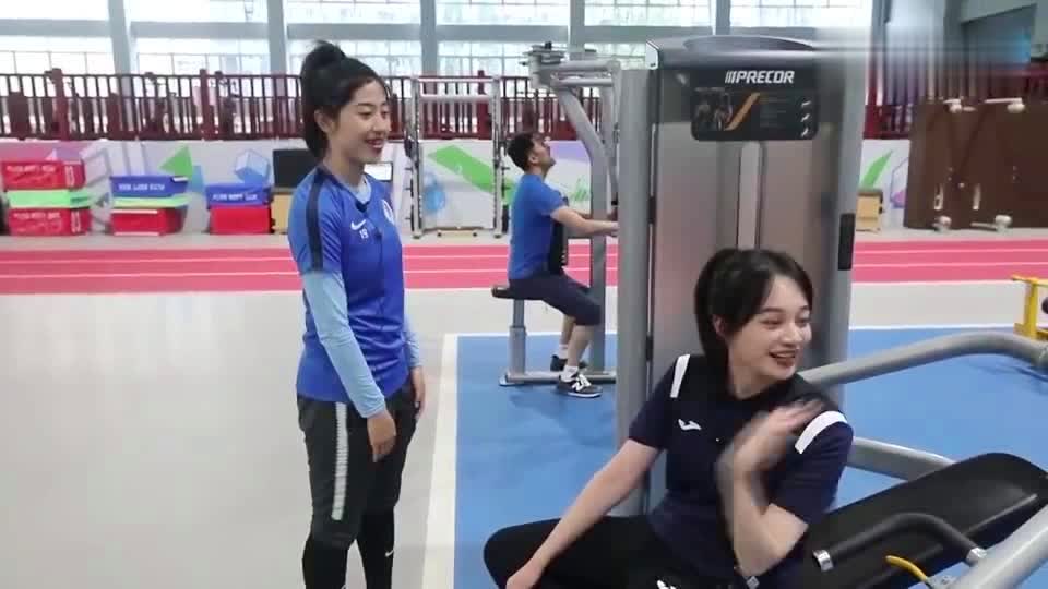 清纯可爱型！中国女足联赛惊现美女记者