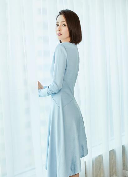 佟丽娅出席某护发品牌活动 蓝色连衣裙凸显曼妙身姿