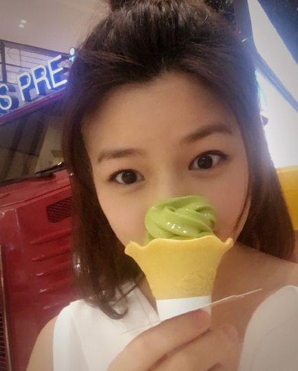 陈妍希怀孕还吃冰淇淋 脸蛋圆圆气色好