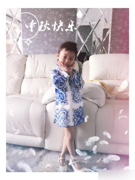 李小璐晒甜馨穿旗袍和高跟鞋照片 网友调侃：这是哪家的小美女啊