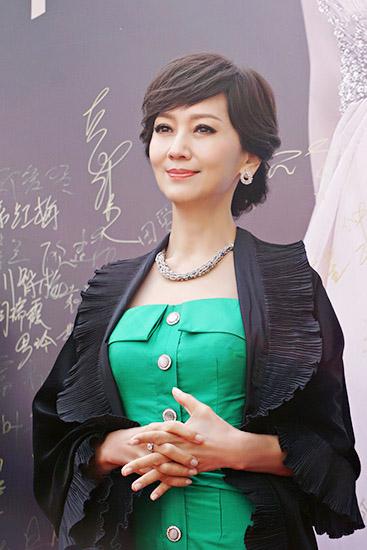 赵雅芝出席代言品牌活动 绿色礼裙现身引燃全场气氛