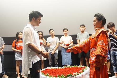 张雨绮“现身”影院  助力美女粉丝大胆求婚