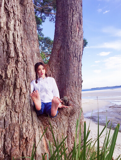 柳岩晒澳洲游玩照片 扎着麻花辫十分俏皮可爱
