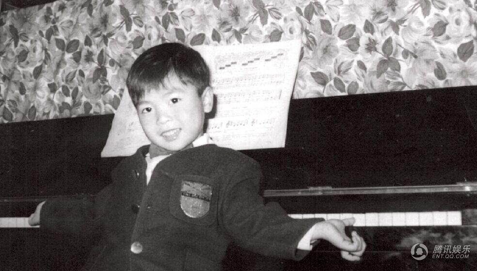 甄子丹晒童年照 武打明星昔日曾是钢琴少年
