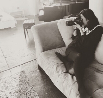 徐静蕾晒黑白写真 盘腿坐沙发变身摄影师