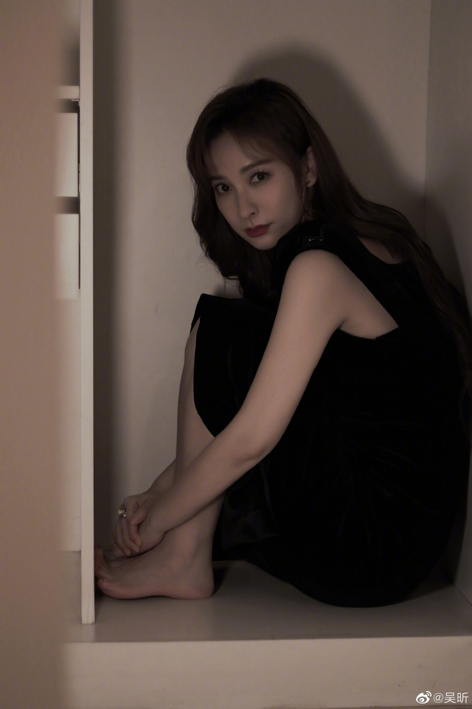吴昕微博晒照庆祝自己40岁的生日 身穿小黑裙赤着脚凹造型
