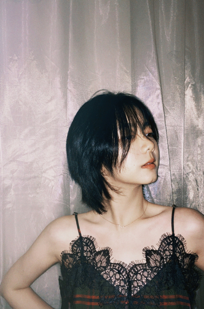 谭松韵工作室分享最新美照  格纹吊带裙，秀出迷人肩颈线