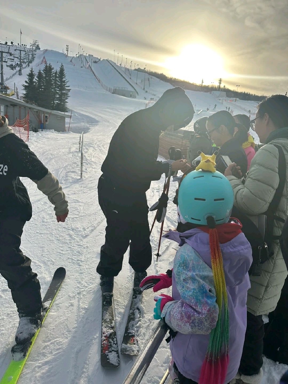 谷爱凌加拿大滑雪场被偶遇 大方与网友合影