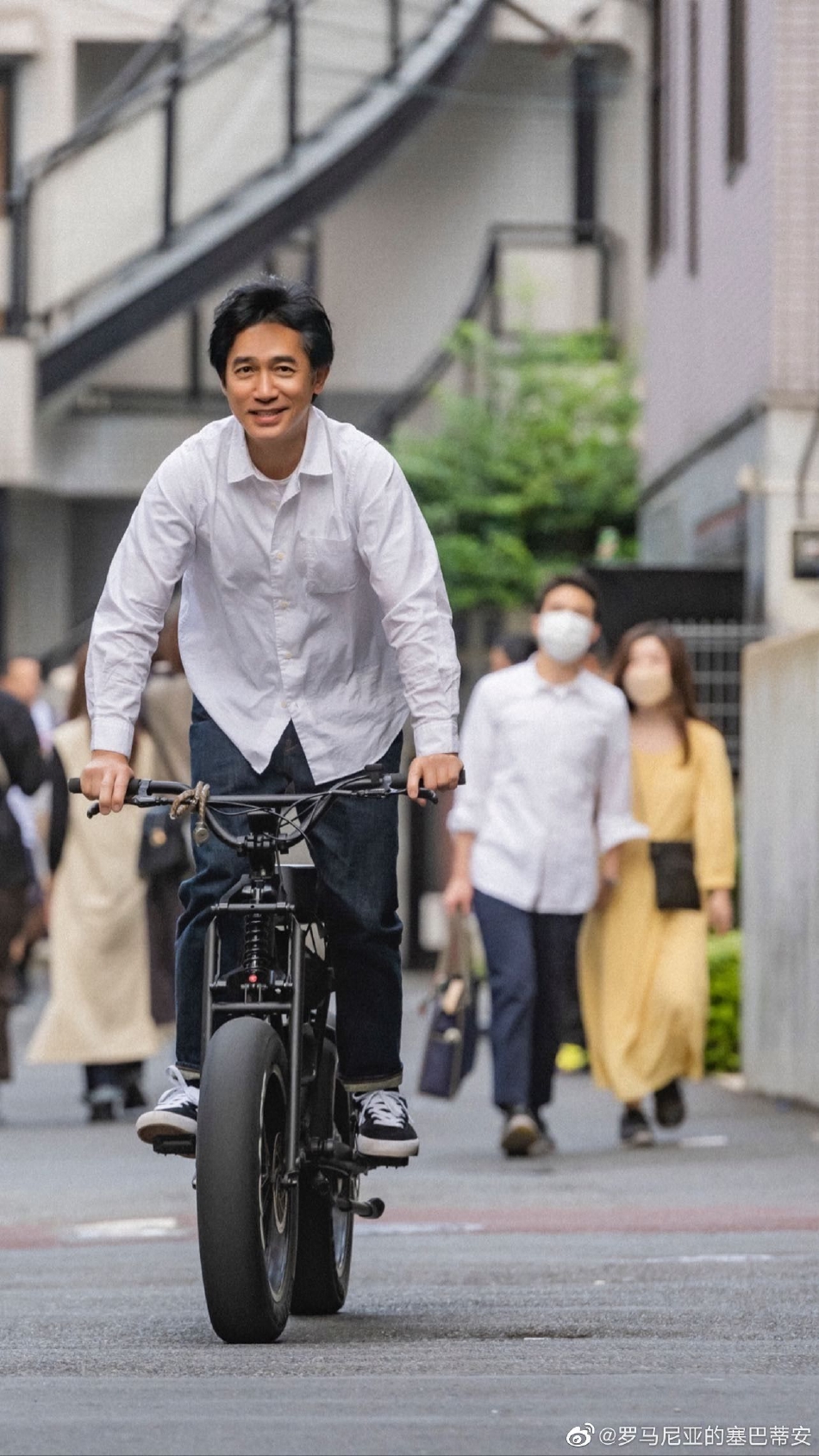 刘嘉玲分享梁朝伟最新骑单车照 着白色衬衫搭配板鞋有活力