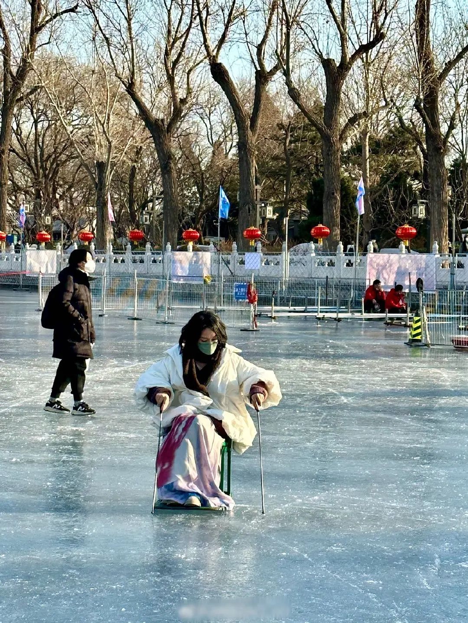网友偶遇周迅什刹海滑冰 彩色的裙装为冬日增添一抹亮色
