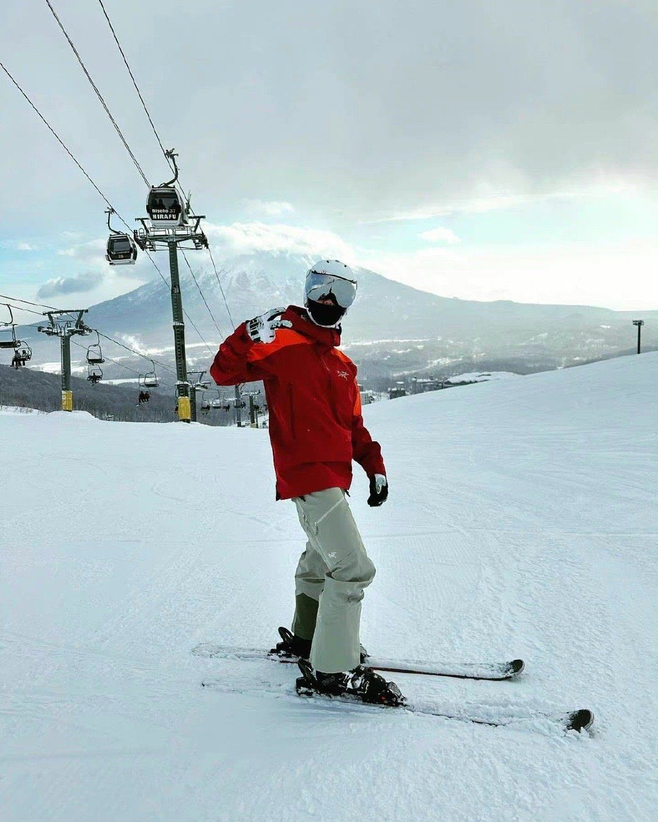 鹿晗穿着滑雪服雪地里拍照 滑着双板很是开心