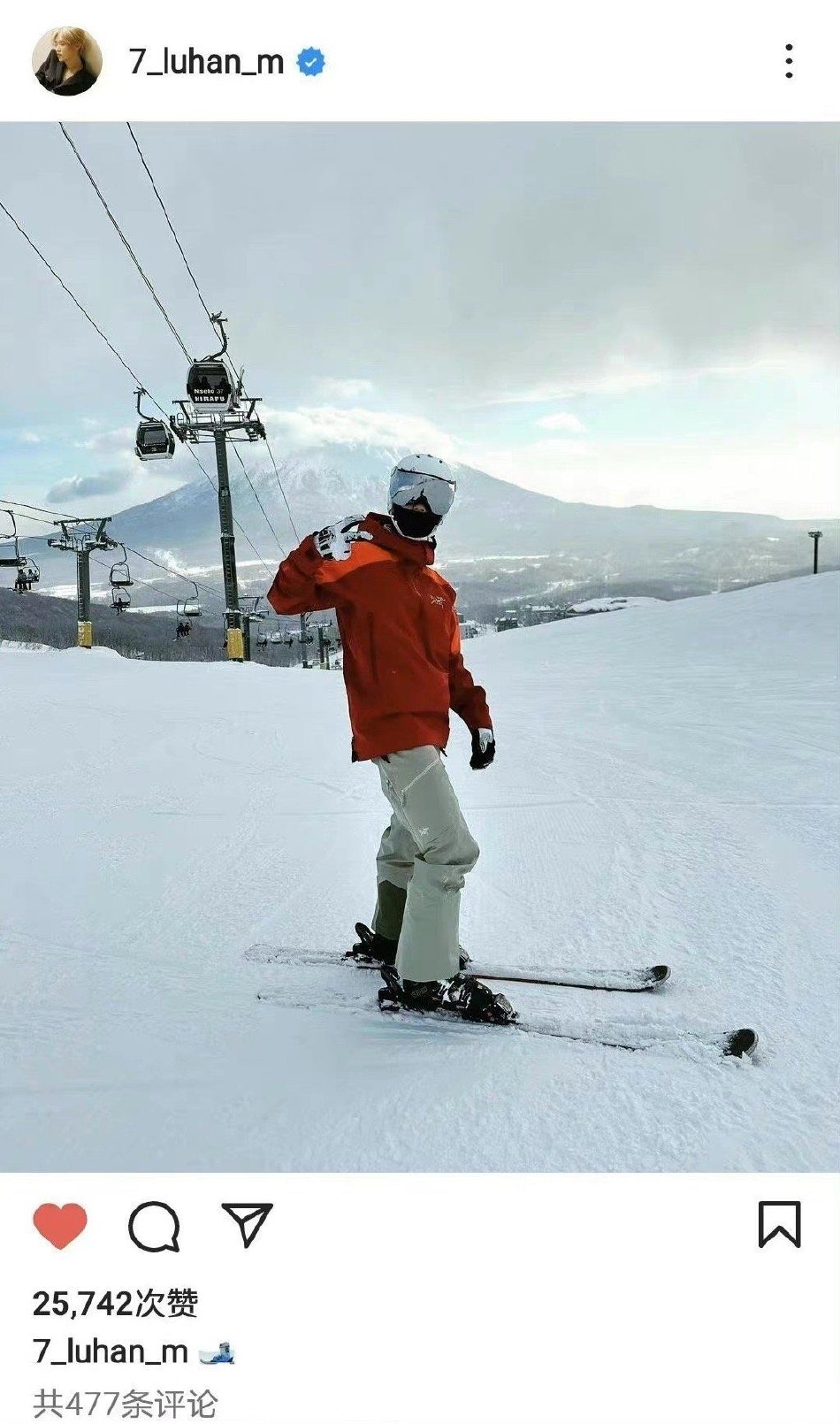鹿晗穿着滑雪服雪地里拍照 滑着双板很是开心