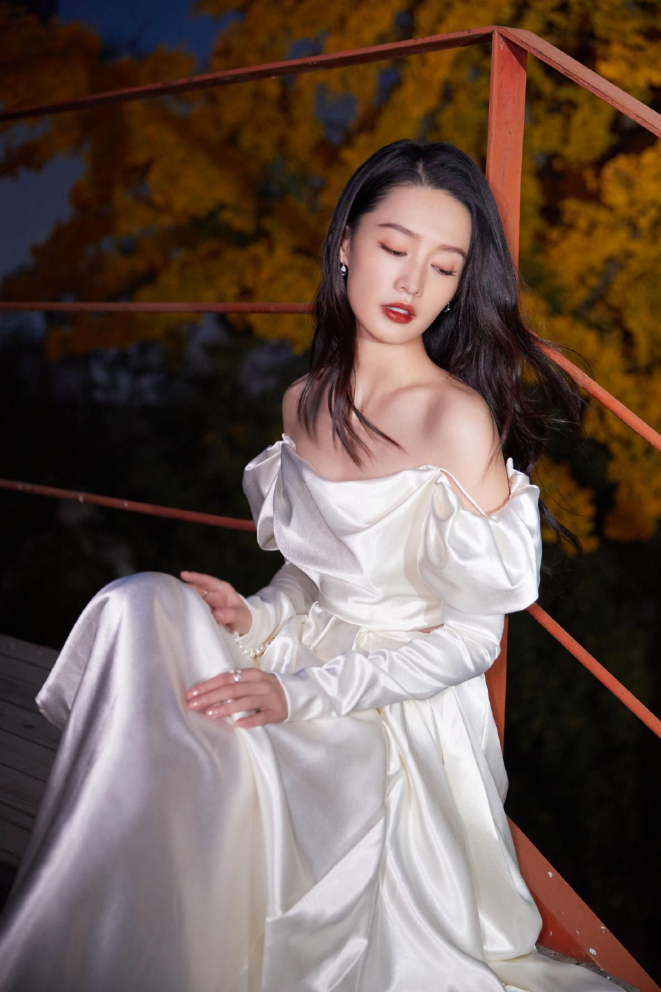 李沁最新造型写真  身穿白色露肩礼裙甜美大气