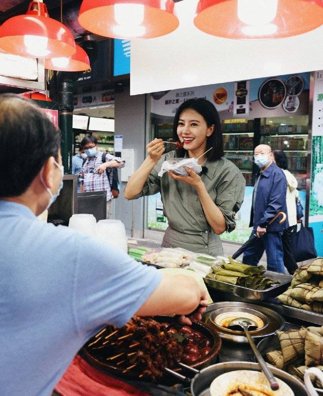 高圆圆打卡澳门沙梨头水上街市 化身砍价小能手边逛边吃