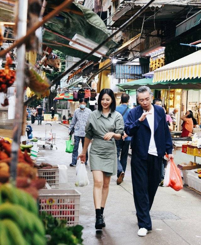 高圆圆打卡澳门沙梨头水上街市 化身砍价小能手边逛边吃