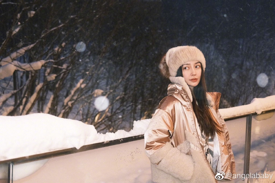 Angelababy杨颖发博晒出雪景中随拍 戴毛线帽玩雪灵动甜美