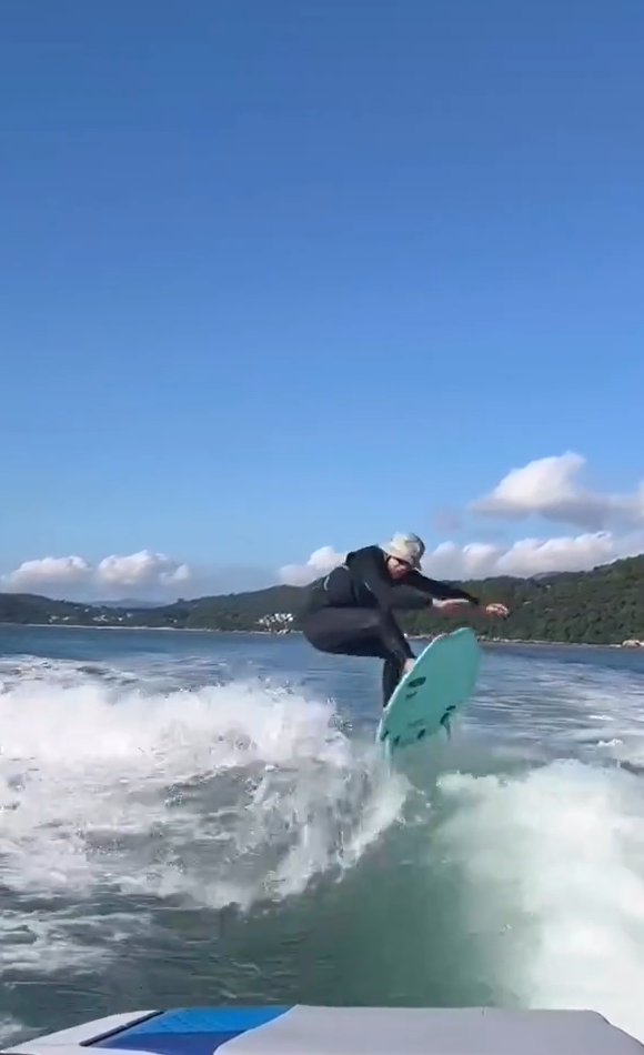周星驰分享一段海上冲浪视频 穿着黑色冲浪服身姿矫健