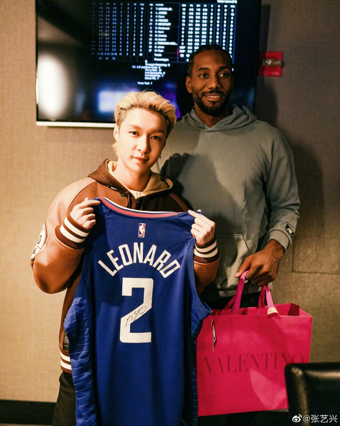 张艺兴微博晒出与NBA球星伦纳德的合照