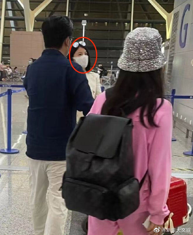 李湘王岳伦离婚后首同框 在机场被偶遇一家三口出行