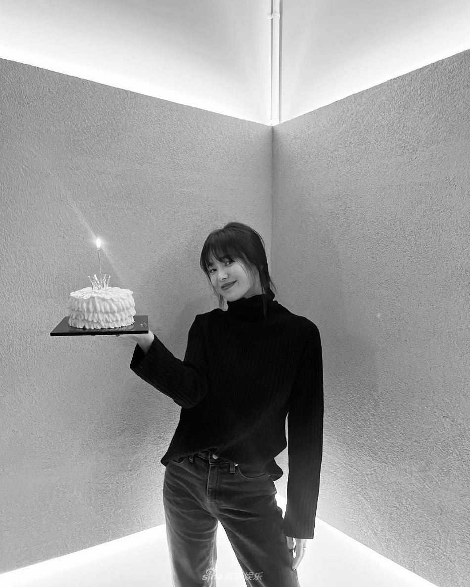 宋慧乔在社交平台分享庆生照片 手捧蛋糕笑容甜美