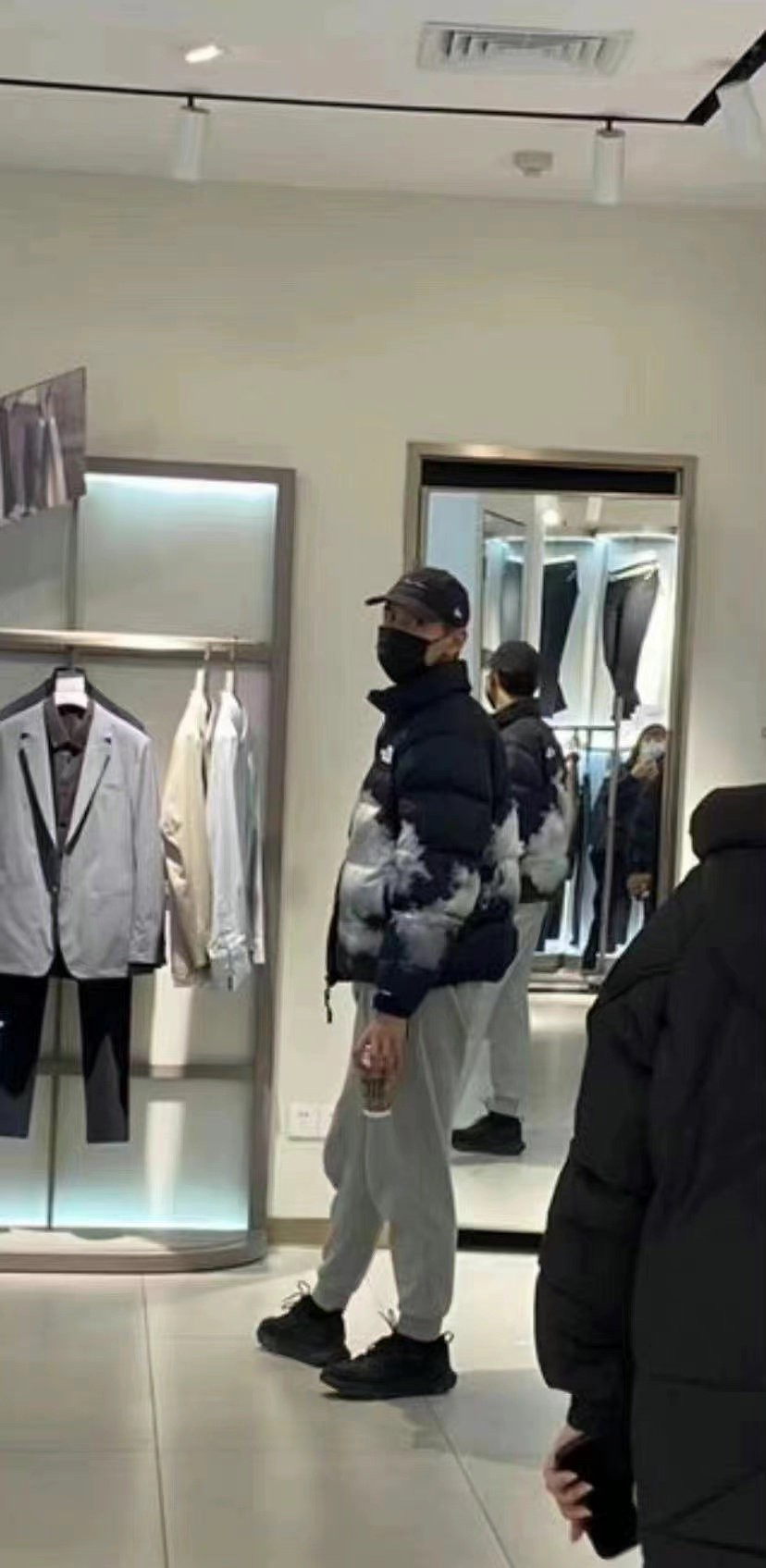 网友在荆州商场偶遇李现 羽绒服搭配灰色运动裤休闲时尚