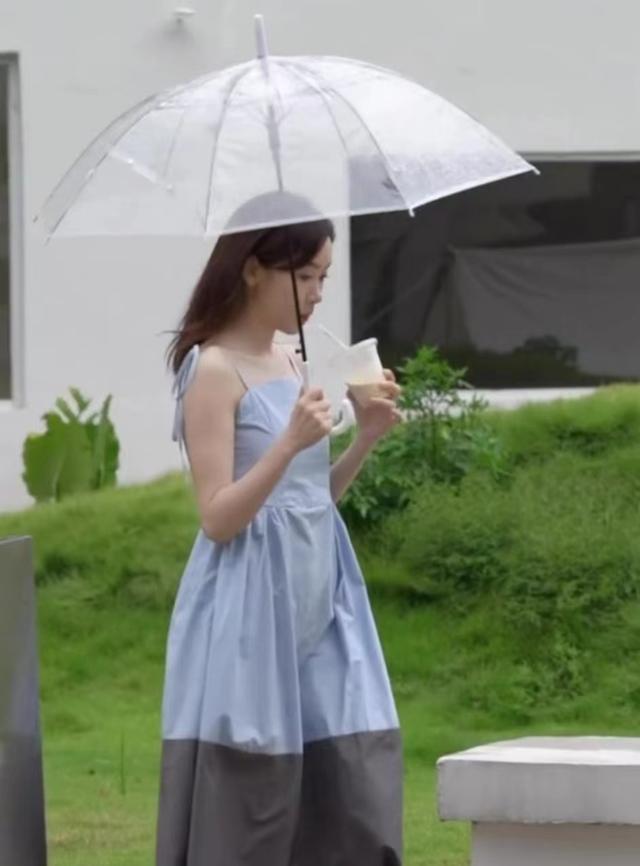 “港姐”杨思琦晒雨中撑伞唯美视频 穿蓝色长裙少女十足