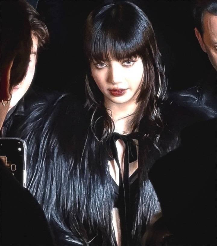 LISA出席活动照片曝光 黑衣小魔女造型俏皮靓丽