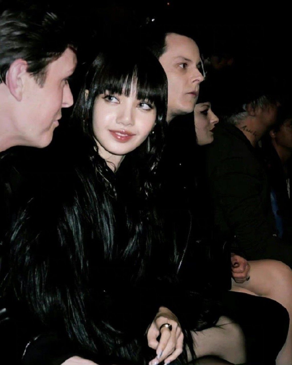 LISA出席活动照片曝光 黑衣小魔女造型俏皮靓丽
