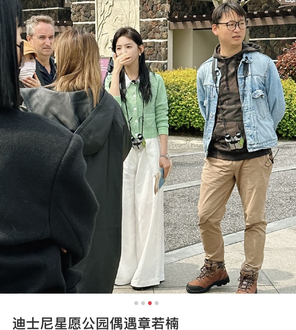 网友在上海迪士尼偶遇章若楠 绿色外套搭配白色阔腿裤清新阳光