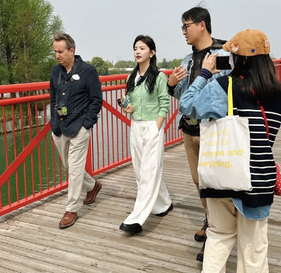 网友在上海迪士尼偶遇章若楠 绿色外套搭配白色阔腿裤清新阳光