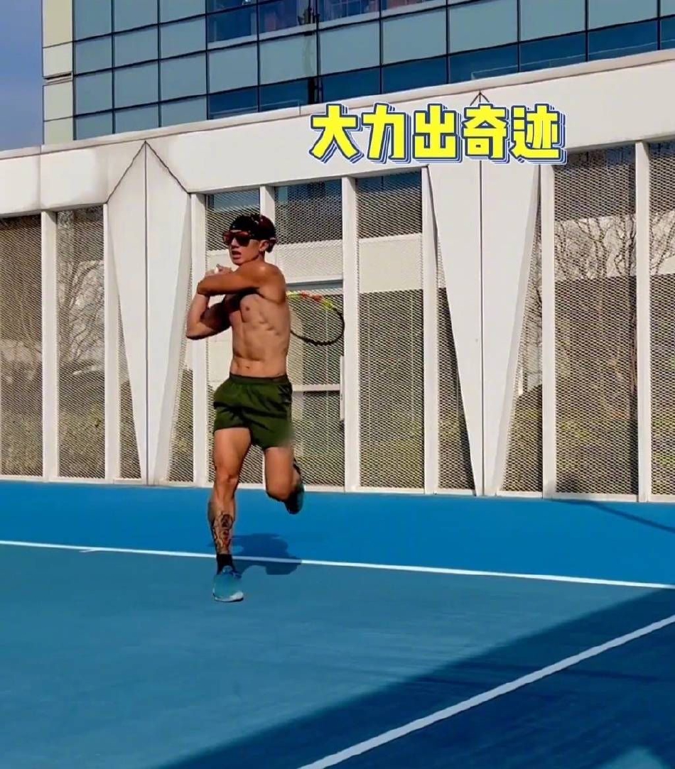 吴尊微博晒出打网球的视频  赤裸上身出镜秀出健硕肌肉