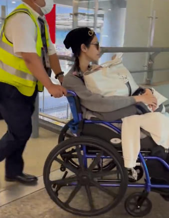 奚梦瑶录节目受伤坐轮椅 被工作人员推行走机场