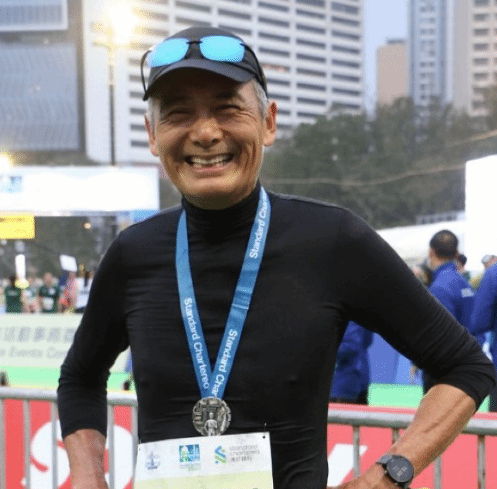 67岁周润发参加香港马拉松 1小时3分完成10公里跑
