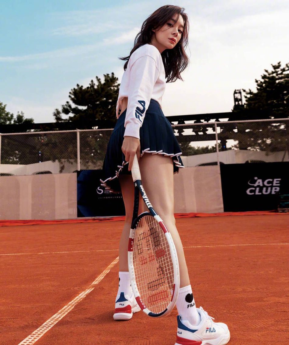 袁姗姗分享网球运动风写真 运动衫搭配短裙身材极好