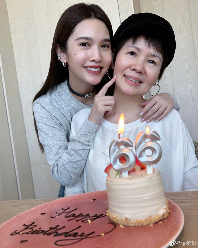 杨丞琳晒照庆祝妈妈66岁生日 母女对镜甜笑好像姐妹