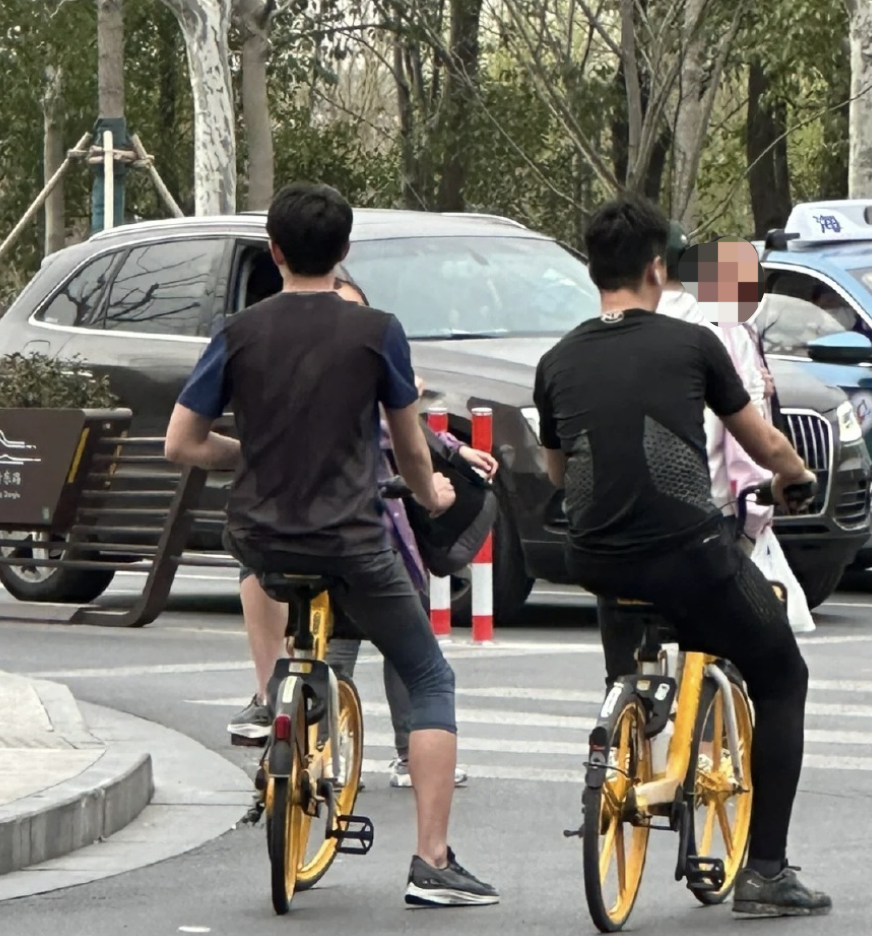网友偶遇林更新在街头骑车 背影照中看起来瘦了