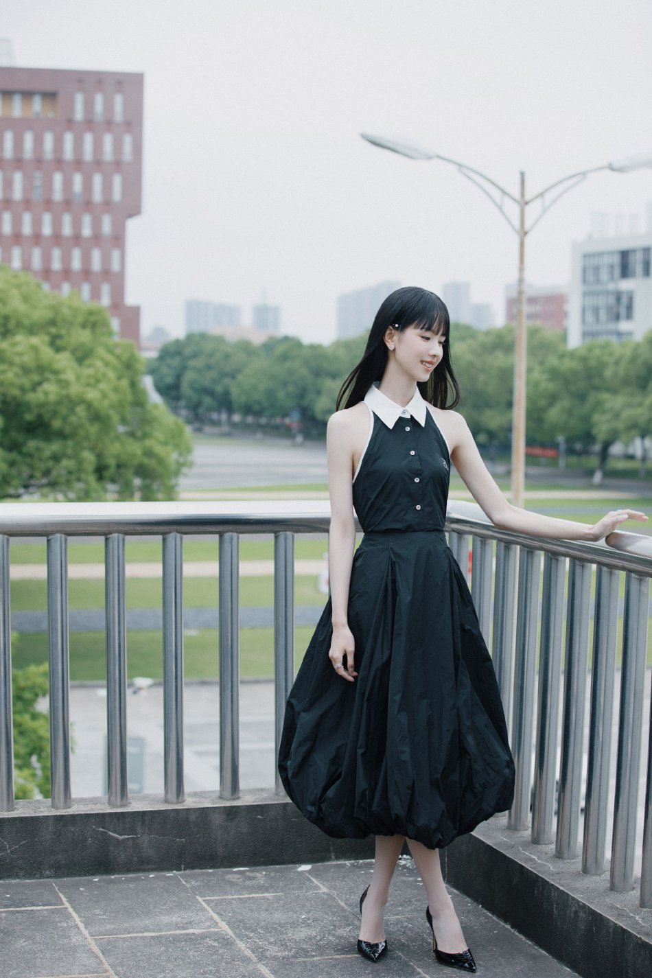 陈都灵活动造型写真曝光 一身黑白长裙，清爽文艺