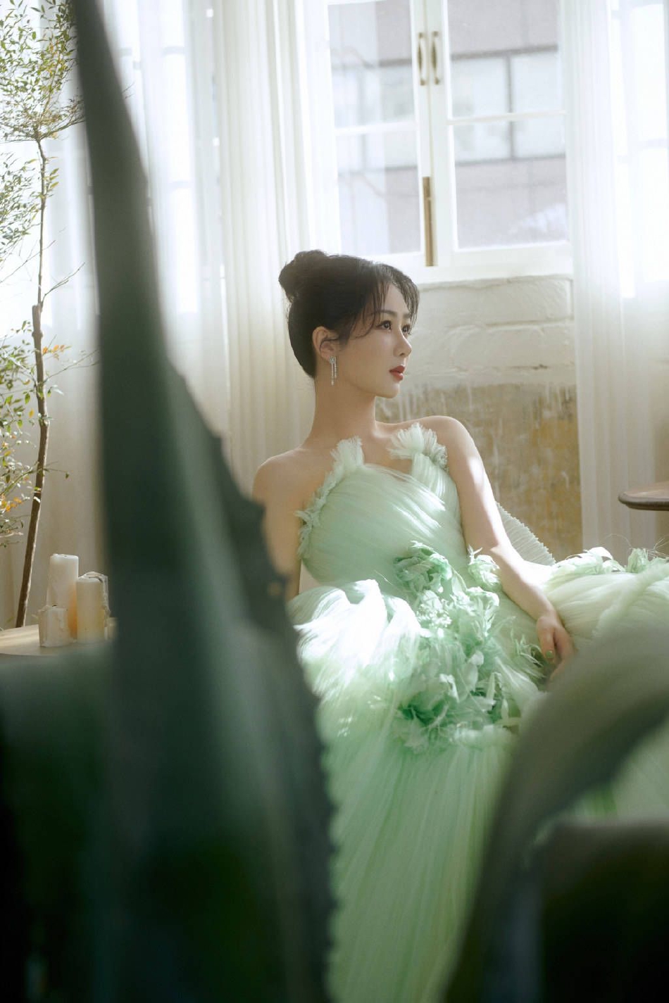杨紫工作室分享一组春日写真 绿色抹胸长裙逆光侧颜氛围感十足
