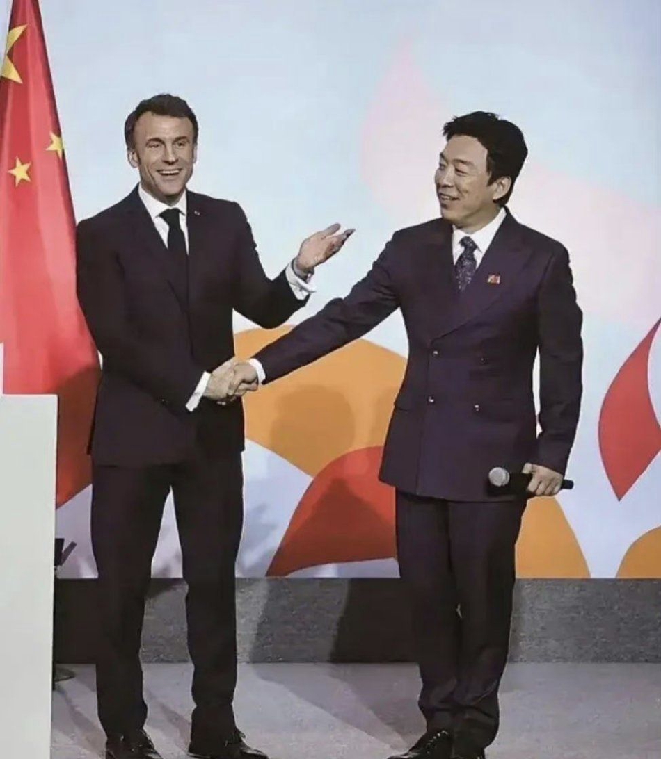 法国总统马克龙参加艺术节开幕式 与黄渤热情握手