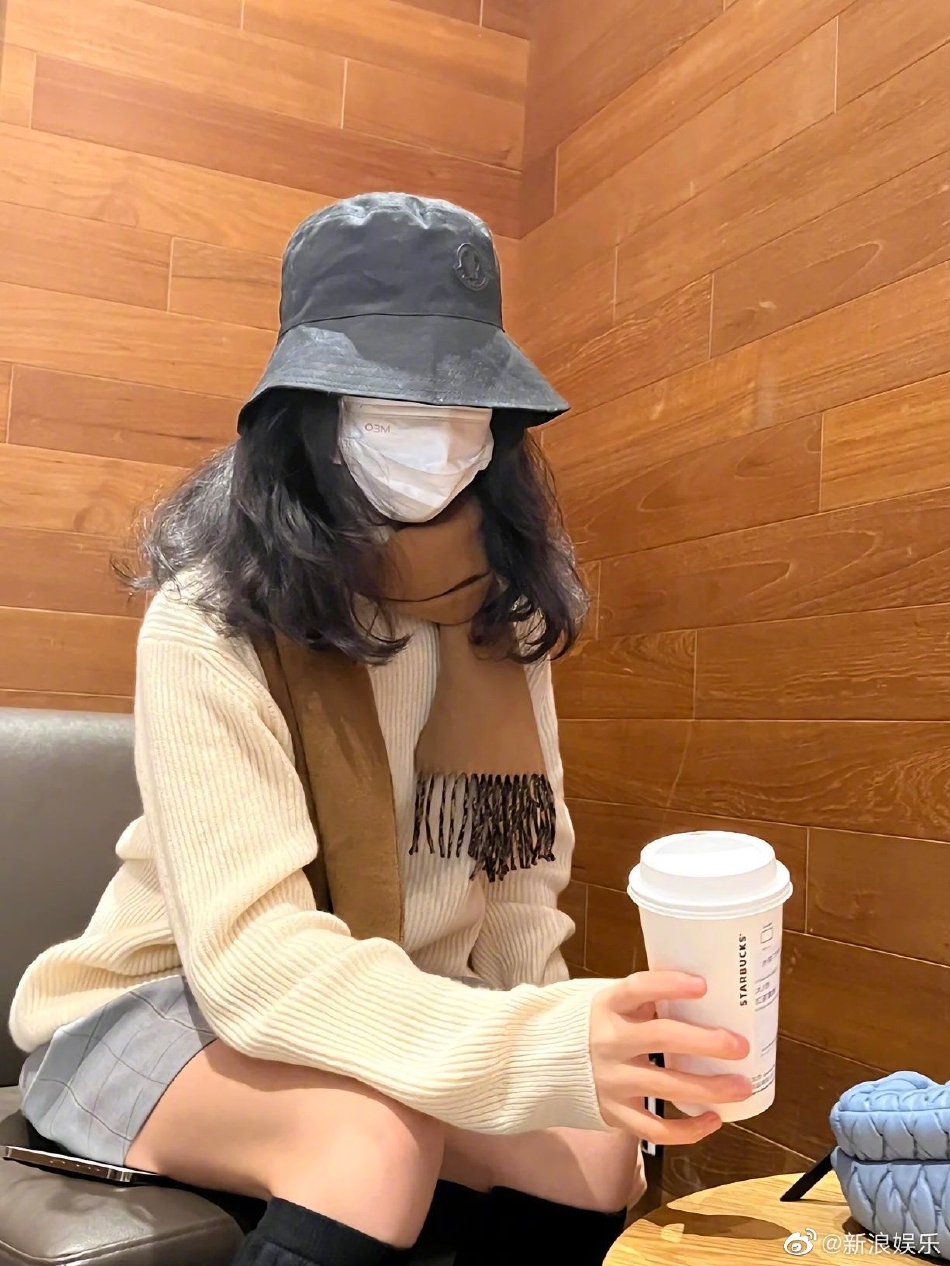 王诗龄在社交平台更新一组照片 白色针织上衣搭配灰色短裙长腿吸睛