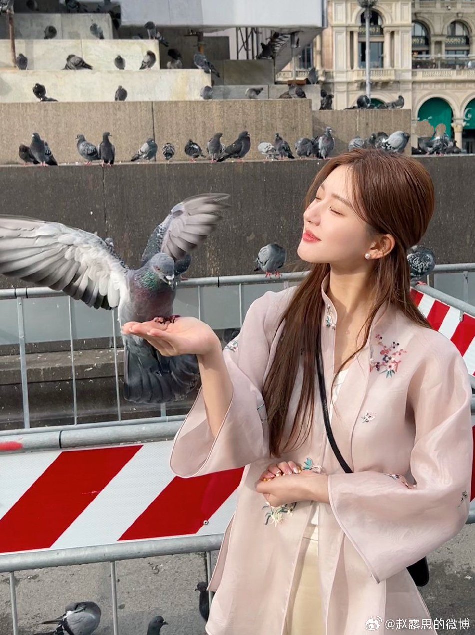赵露思晒米兰街头游客照 被鸽子吓到表情失控超可爱